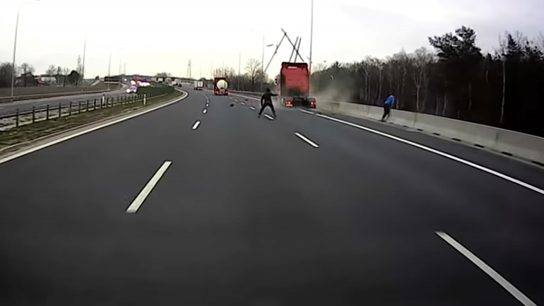 Τους πήρε και τους σήκωσε!